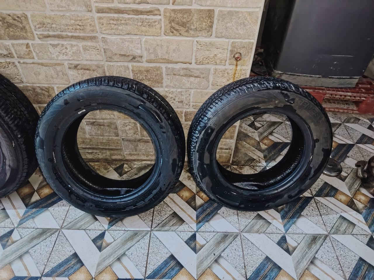 تايرت زوج حجم 16
وزوج حجم 15  
كلهن شركة هيلو معروفه بقوتهن 
بدلتهن لان مخربطات بلسياره شديت 16 

نص عمر نقشتهن عاليه مابيهن كسر ابيعك بيهن اضن بس ركعه وحده  
الواحد ب25 
عنواني حي العسكري شارع 30 

***********
