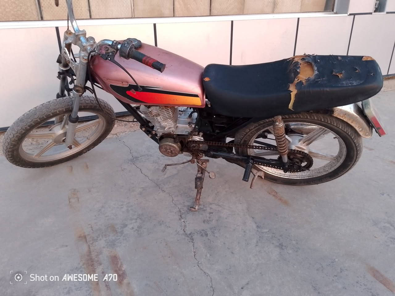 السلام عليكم 🫡
دراجه حربكه للبيع 

مكينه مكفوله والباقي شوف العين 

سعرها مناسب ب 140 وبيها مجال قليل 

مكاني بغداد المدائن فلكه سلمان باك 

رقمي ***********

نص مكتوب في الصور:
- Shot on AWESOME A70