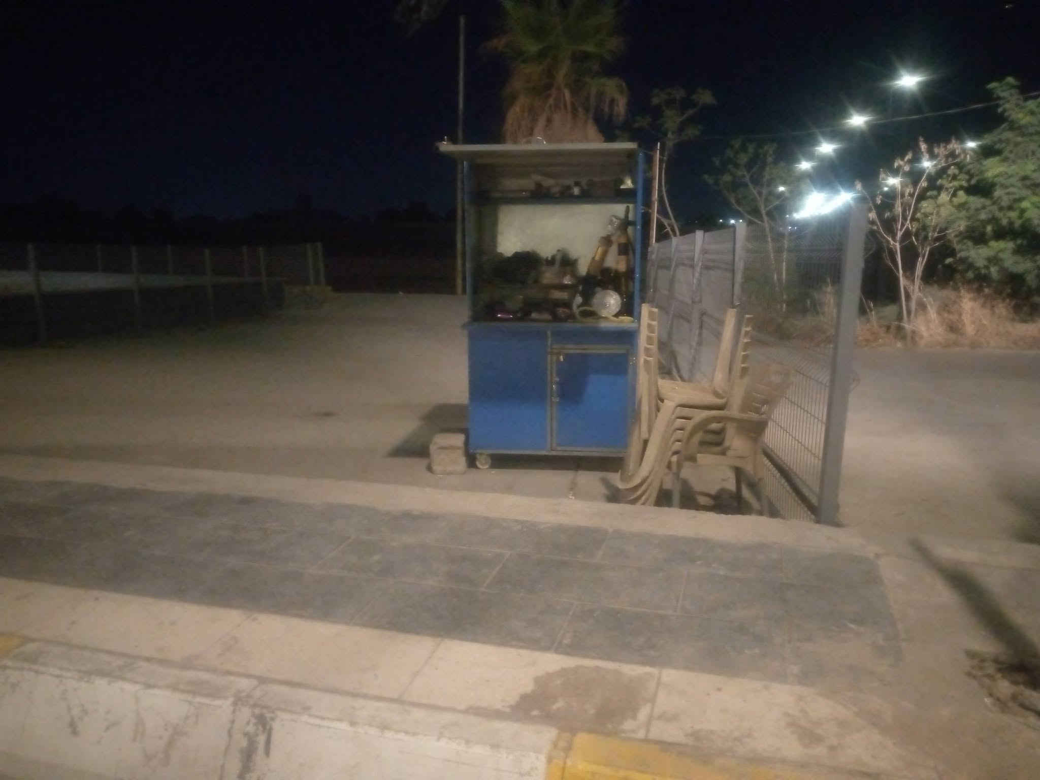 السلام عليكم عندي كشك للبيع هو والغراض ب 325 السعر استفسار على الارقام التاليه الكمليات طباخ قواري نراجيل كله كامل مكمل ويا عراب محلقات***********
