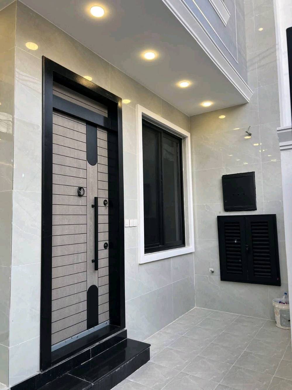 ​🔥 دار للبيع بتصميم حديث وموقع استثماري في حي الجهاد 🔥
​تطلّع لسكن الراحة والأناقة في منطقة الأساتذة القريبة من أربع شوارع – موقع متميز بالقرب من كافة الخدمات الأساسية!
​📐 المواصفات والمساحة
​المساحة: 125 م² (واجهة 6.25 م × نزال 20 م)
​الواجهة: بورسلين إسباني فاخر يعكس الفخامة والجودة.
​🏛️ تفاصيل البناء (3 طوابق كاملة)
​الطابق الأول:
​كراج سيارة + صالة استقبال فاخرة.
​مطبخ + مطبخ حار (Hot Kitchen).
​هول داخلي واسع مزود بـ شلال داخلي يضفي لمسة جمالية ساحرة.
​غرفة نوم + صحيات + مناور خلفية للإضاءة والتهوية الطبيعية.
​الطابق الثاني:
​3 غرف نوم واسعة وتصميم مريح.
​2 صحيات مفصولة.
​الطابق الثالث:
​غرفة نوم كبيرة جداً.
​مطبخ متكامل + صحيات + سطح أمامي.
​📲 للمعاينة والاستفسار:
يرجى التواصل مباشرة على الرقم: ***********