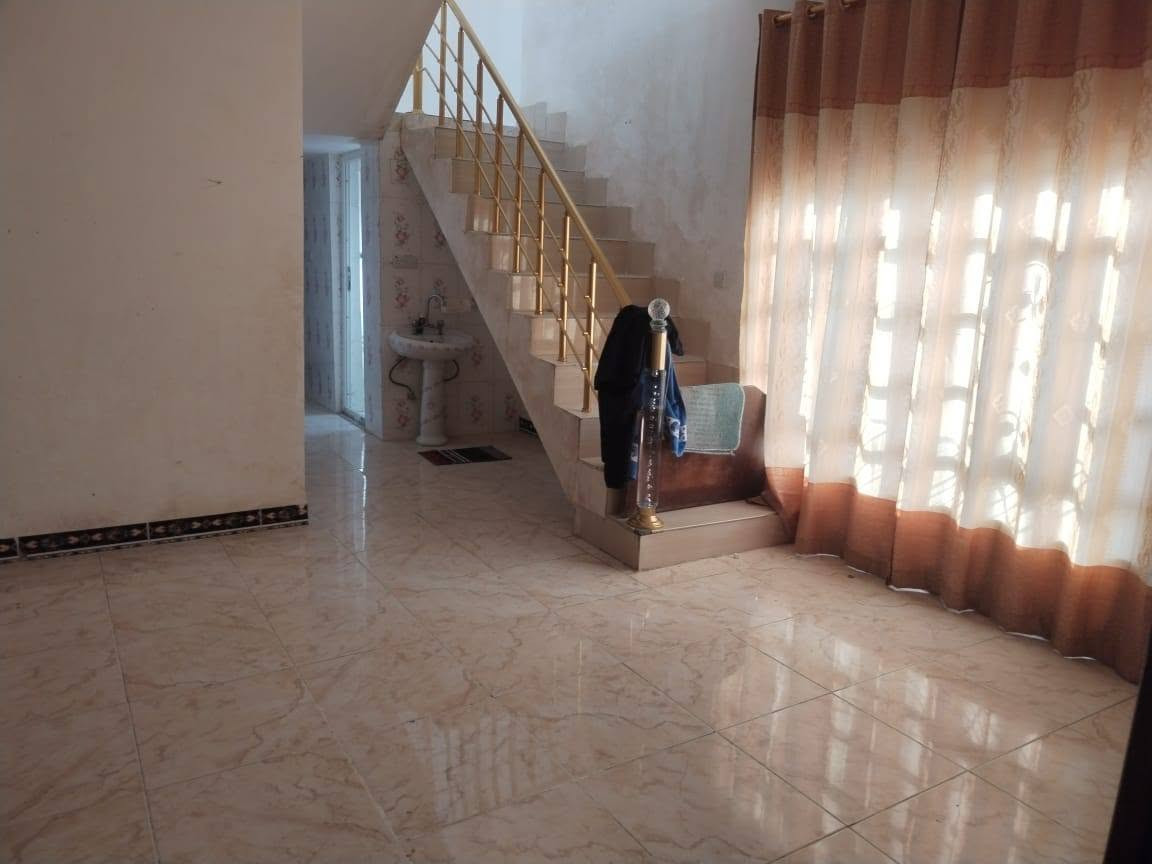 السلام عليكم
بيت للبيع في منطقة الشهامة
قرب جامع معاذ بن جبل(جامع أبو عبد الرحمن )
المساحة 280م
مكون من غرفتين نوم
ومطبخ حار وبارد وصالة وأستقبال 
وصحيات شرقي وغربي
البناء حديث
وقريب على الشارع العام
وبي معاملة تطويب + وصل من البدليه 
السعر 35 مليون وبي مجال بسيط
***********
