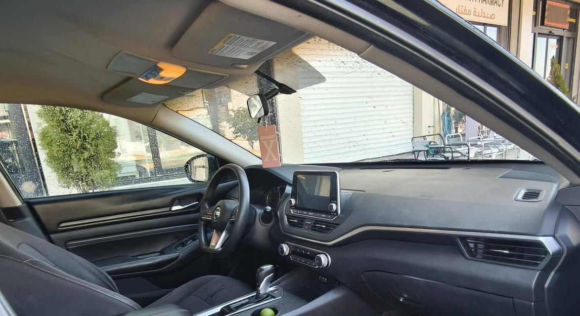 للبيع: نيسان ألتيما 2020 (Nissan Altima S)
سيارة بحالة ممتازة جداً ومكفولة

المواصفات:

الموديل: 2020

الفئة: S

المحرك: 4 سلندر (2.5L) اقتصادي جداً في استهلاك الوقود

ناقل الحركة: أوتوماتيك (CVT)

الشاشة: شاشة لمس تدعم Apple CarPlay و Android Auto

التشغيل: بصمة تشغيل (Push Button Start) مع دخول ذكي

التشغيل عن بعد: متوفر

أنظمة الأمان:

نظام مانع تصادم أمامي مع كبح طوارئ تلقائي

كاميرا خلفية بدقة عالية

نظام تثبيت السرعة (Cruise Control)

الإضاءة: أضواء أماميّة أوتوماتيكية (Auto Headlights)

تبريد ثلج 

معلومات إضافية:

گیر محرك بشرط

الحادث / سونار موجود 

السعر خاص 

المكان:  صلاح الدین قضاء طوز

رقم التواصل: ***********
