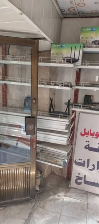 للبيع  ٢٥  رف نوع حديد ثقيل  قياس متر في ٣٠ سم ونضيف جداً  وعارضات عدد...