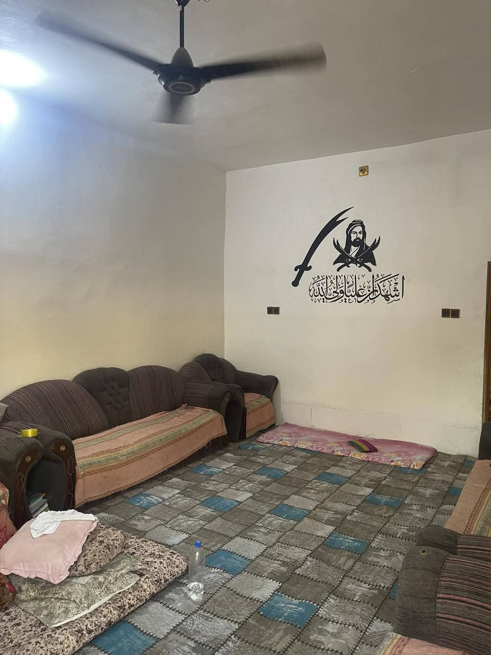 يااللله بيت للبيع المساحه 430متر زراعي سند 25يحتوي ع غرفه وصاله وستقبال ومطبخ البناء بلوك  العنوان طويريج بدايه الرشيده شارع البو حساني لاتصال ع الرقم ***********
