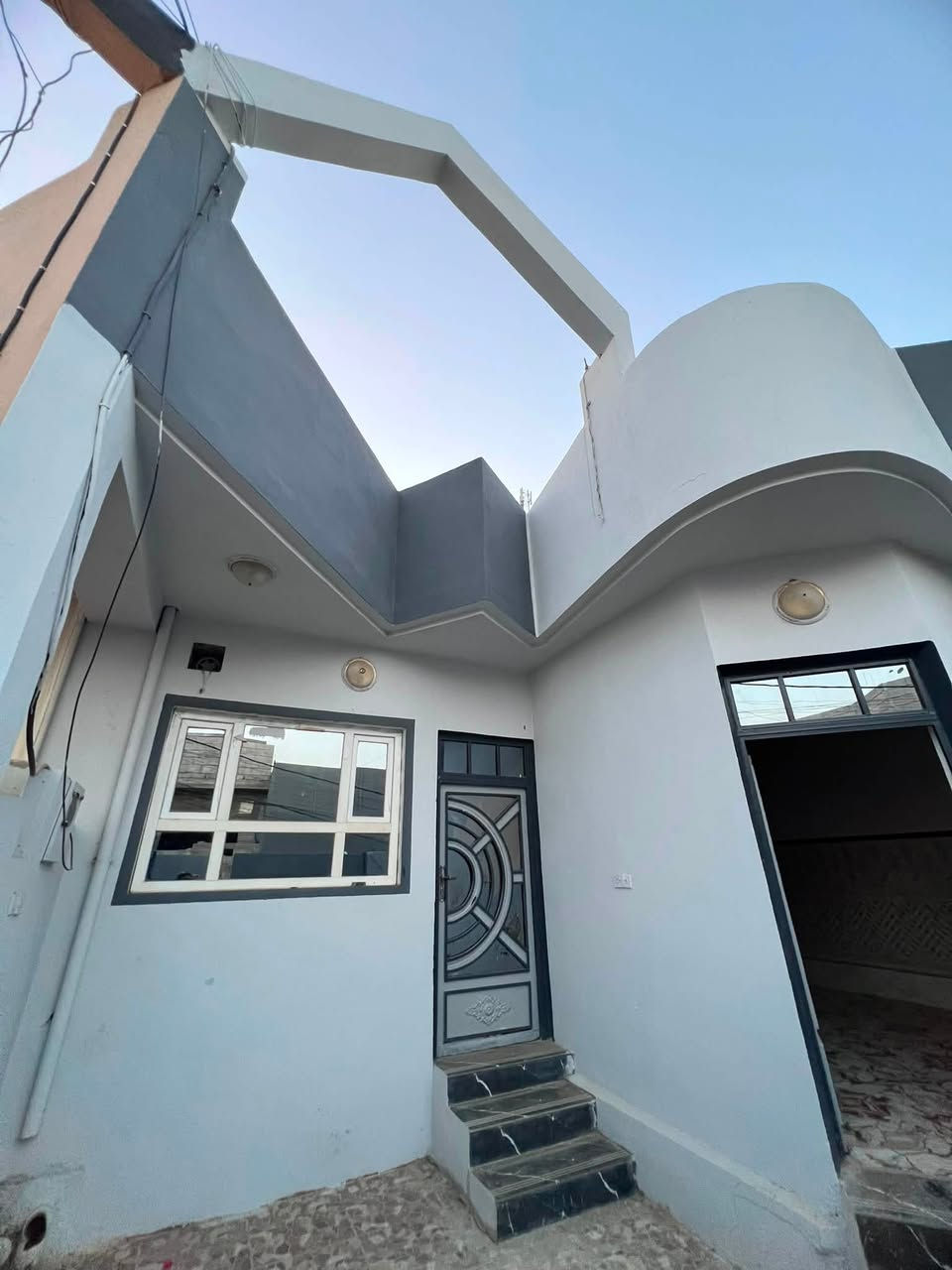 دار 🏠 للبيع في حي القوسيات.
مدخل أسواق ابو علي. 

المساحه.  150. م.  

يتكون من غرفتين نوم 🛌 هول استقبال مشتملات.
داخل خارج. 

سند زراعي نموذج25. حق التصرف سند ابيضّ وصل بلديه. 

الدار 🏠 تسليم مفتاح 🔑 فوري 

خدمات ماء 💦 كهرباء.  ⚡️ 100 متر عن التبليط 

السعر.  ( 65.)   مليون بي مجال.  

الاستفسار بل الأرقام.  

***********
***********

