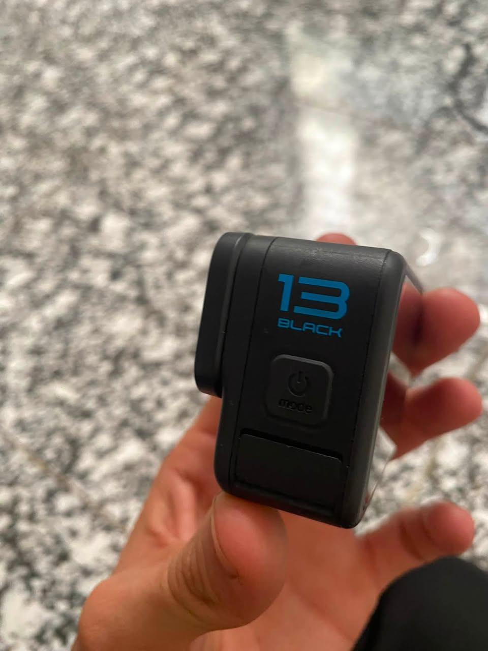 🔥 للبيع GoPro HERO 13 Black — شبه جديدة 🔥
📸 كاميرا GoPro HERO 13 Black بحالة شبه جديدة، استخدام خفيف ونظيفة جدًا، وتعمل بشكل ممتاز بدون أي مشاكل في التصوير.

🎥 أهم مواصفات التصوير:
• تصوير 5.3K بدقة تصل إلى 60FPS
• تصوير 4K حتى 120FPS للسلو موشن والحركة السريعة
• تثبيت إلكتروني قوي جدًا HyperSmooth 6.0
• تصوير 10-bit HDR / HLG HDR للحصول على ألوان وتفاصيل أفضل
• تصوير 8:7 Full Frame وإمكانية قص الفيديو لاحقًا للـYouTube أو TikTok أو Reels
• تصوير Slow Motion بسرعات عالية تصل إلى 400FPS في أوضاع محددة
• تصوير صور بدقة تصل إلى 27MP
• مقاومة للماء حتى 10 أمتار بدون غلاف إضافي
• شاشات أمامية وخلفية للمشاهدة والتحكم
• GPS لتسجيل السرعة والمسار والبيانات أثناء التصوير
• دعم عدسات GoPro HB-Series القابلة للتبديل

🎁 تأتي معها:
🔋 3 بطاريات أصلية Telesin
💾 مع رام ذاكرة 128GB
🧳 حافظة للكاميرا

⚠️ للتوضيح وبكل شفافية:
يوجد خدش بسيط جدًا في الجزء العلوي من إطار العدسة، ولا يؤثر نهائيًا على التصوير أو جودة الصورة. والقطعة قابلة للتبديل وسعرها بسيط جدًا لمن يرغب بتغييرها.

💰 السعر: 450,000 د.ع قابل للتفاوض للجادين
📍 بغداد
📩 التواصل خاص او واتس آب ***********

⚡️ الكاميرا مناسبة جدًا لصناعة المحتوى، اليوتيوب، السيارات، السفر والرياضات.
البيع للأسرع والأكثر جدية.

