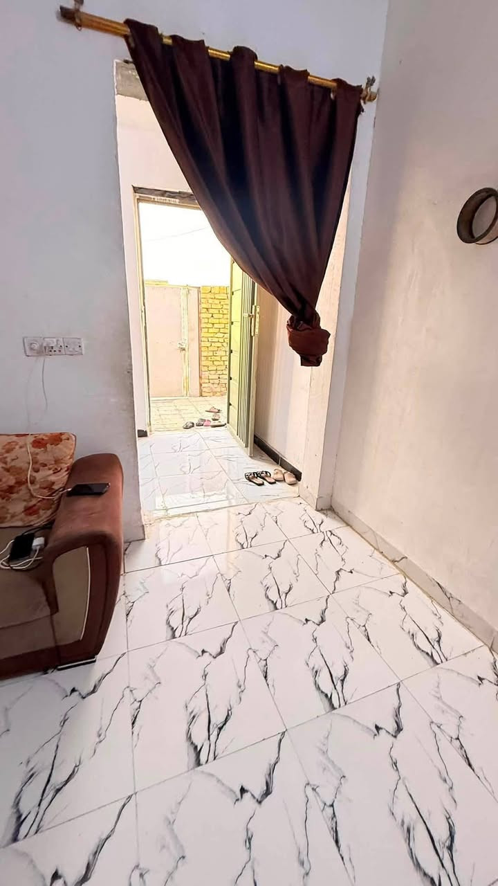 بيت للبيع شارع المهندس مجاور جامعه ذي قار مساحه ١٠٠م غرفه صاله مطبخ صحيات وطارمه الديوانيه هيكل بناء جديد عكاده سعر مناسب *********** او مراوس بقطعه طابو بتوزيعات وينطي فرق
