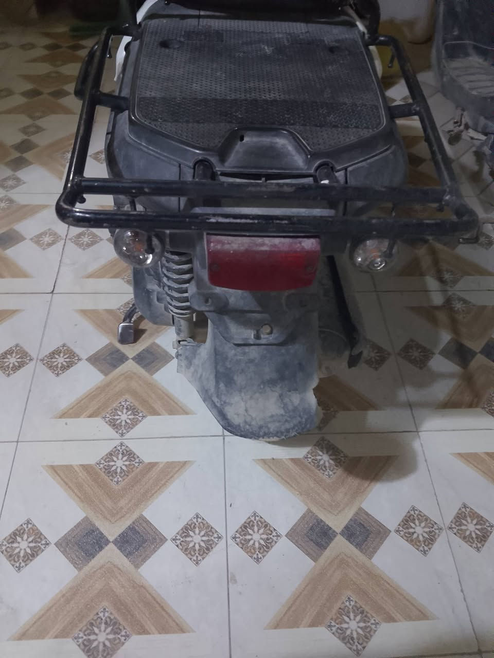 ا سلام عليكم دراجه للبيع ما مفتوحه محرك كهربائيات كله شغالات نوزل فقط كفر شوي مكسور كدام سعرها 400 مكاني كربلاء الاستفسار على رقم التالي ***********
