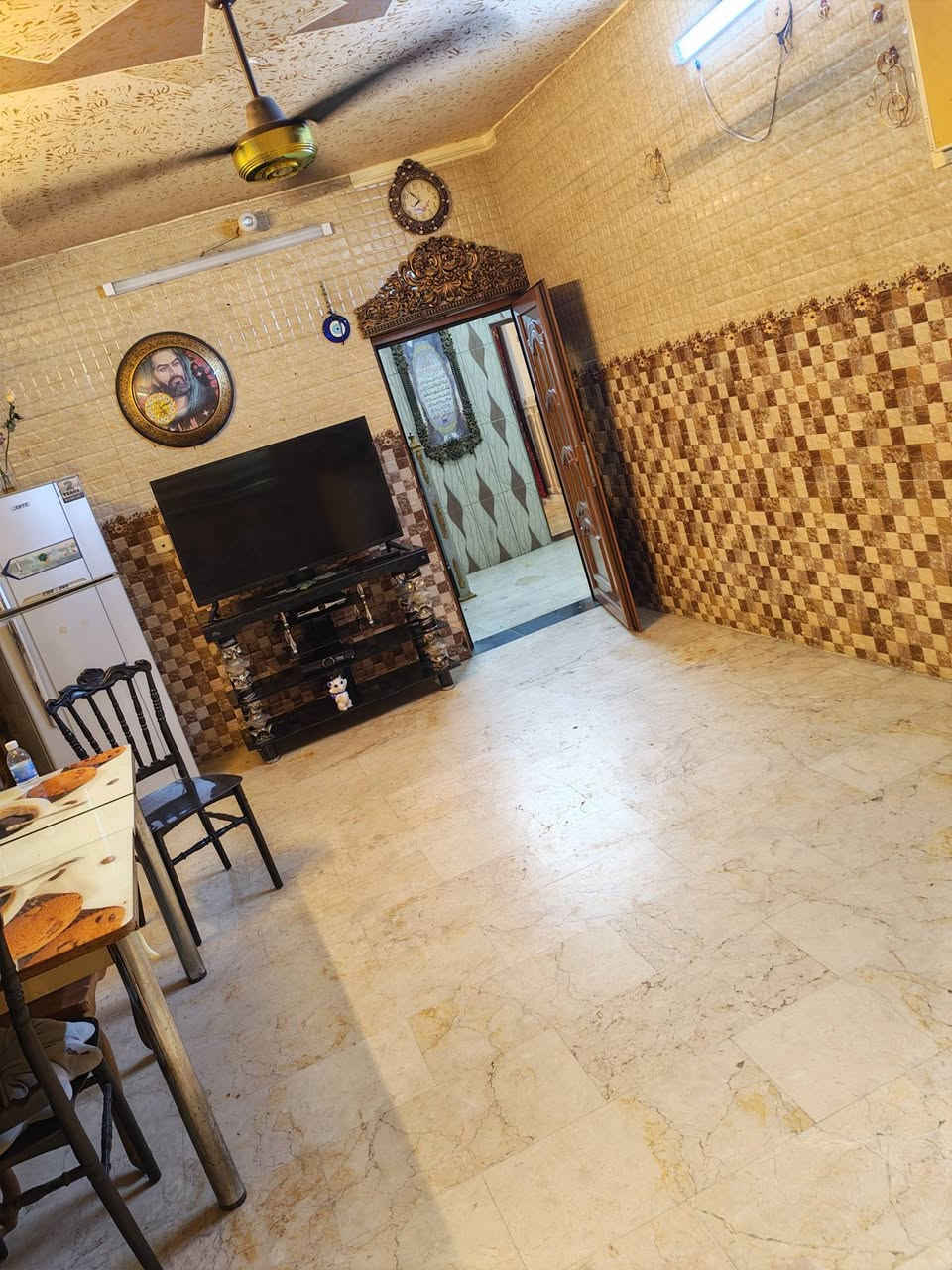 ياالله يوجد شقه طابق ارضي اللايجار مثثه بلكامل  مساحته 100متر تكون غرف وصاله ومطبخ وخدمات زيرو سبالت عدد 2 سحب نت سخان كامله موقع الدوره شارع ستين خلف اسواق الخير الاستفسار ***********

