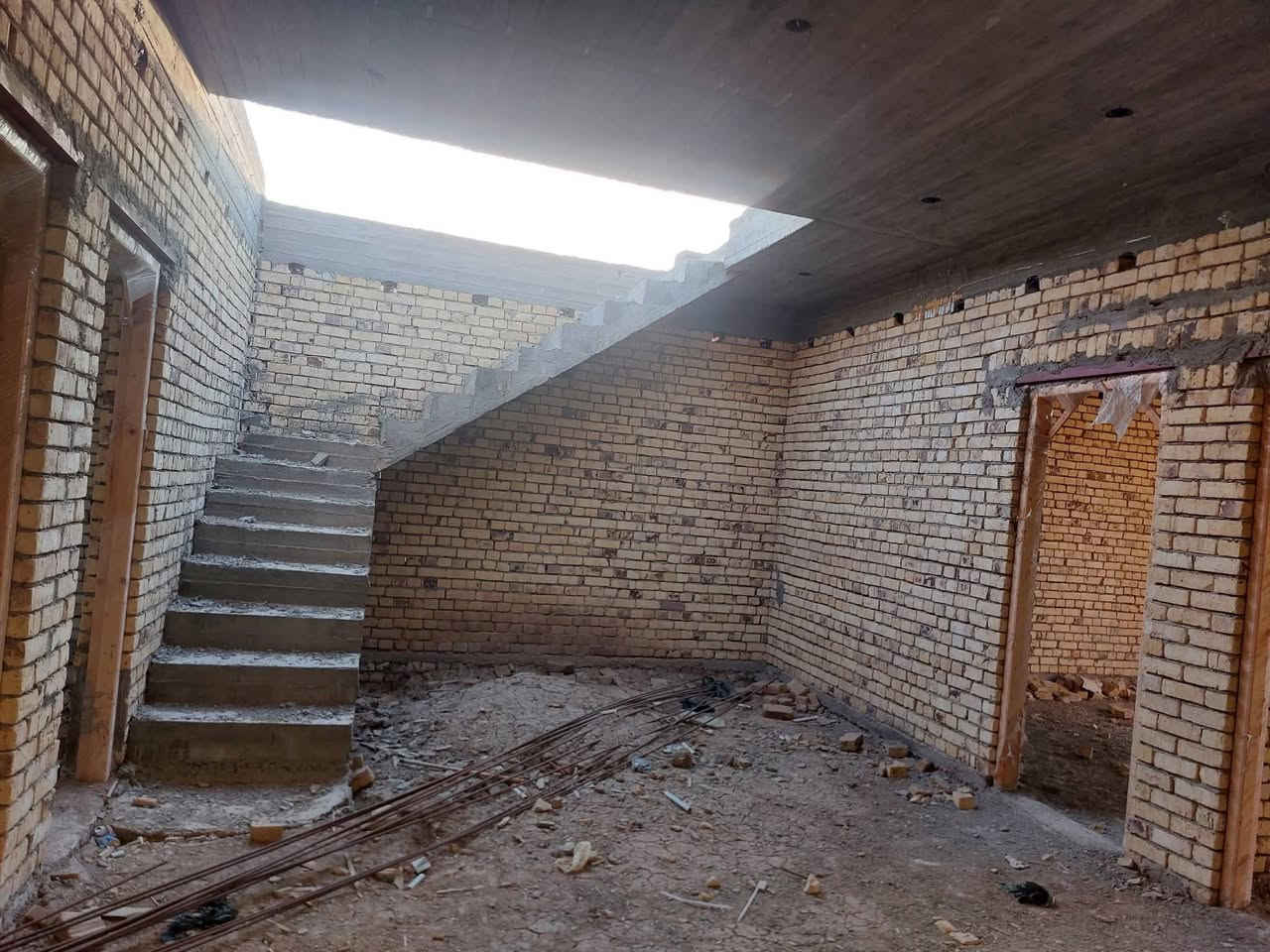 السلام عليكم مكلف بالنشر الاتصال هيكل مساحه 166متر شارع الاقواس خلف ثانوية الابرار يبعد ثاني فرع عن ثانوية الابرار مكون من غرف نوم عدد ثنين واستقبال ومطبخ وهول داخلي وصحيات بناء طابوك وسقف صب كونكريت السعر 42 وبي مجال
***********
