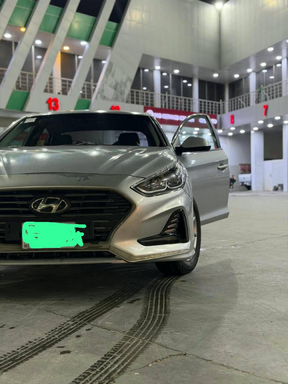 *للبيع سوناتا 2020 كوري 🇰🇷 SEL*
- *المحرك2000  بنزين - خط واحد اقتصادي
- *الماشي*: 120 الف كم 
- *المواصفات*: 
  فول ماعدا الفتحة والبصمة | كشن جلد | تدفئة كشنات | حساس خلفي + امامي | تبريد قطعتين ثلج | شاشة اندرويد | كاميرا خلفية | لايت زينون | لد نهاري | ويل كب 18 | تحكم ستيرن | *مثبت سرعة* | *مرايات شفط* | 
- *الحالة*: استخدام شخصي - سيارة بيت نظيفة جداً 
- *هزة جديدة* + *رقم بصرة انكليزي جديد. بأسمي 
- *ملاحظة*: مدكر امامي مصبوغ تجميلي من كوريا فقط بدون تبديل + ضربة بسيطة بقبق الجنطة
- *الاضافات*: تخم تايرات جديدة 100% كوري + بطارية جديدة
- *السعر*: 150 ورقة مجال بسيط 
- *المكان*: البصرة - قضاء الدير - ناحية النشوة 
- *للاستفسار ***********
