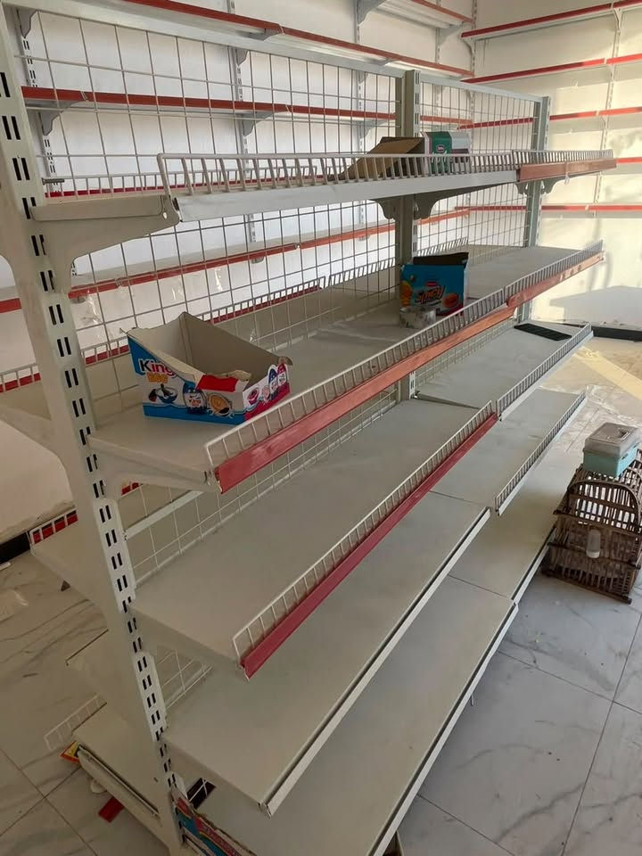 رفوف كاملة+سفينة وسطية ٦ طوابق نضافة100%

للاستفسار ***********
