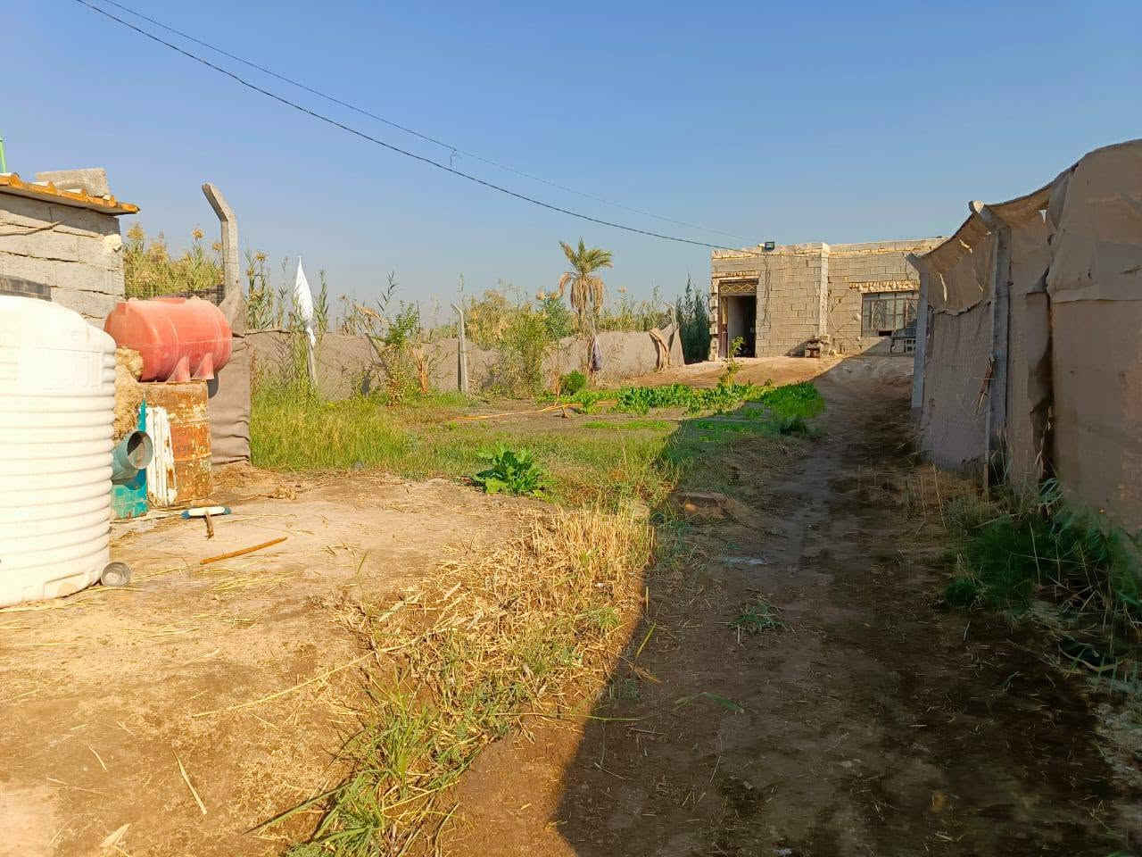 بيت للبيع المساحه (500)متر الموقع ناحيه الحيره شارع الصنين البيت بي(غرفتين وصاله ومطبخ وصحيات) طابو زراعي سند 25 مفروزه واحده البيت يبعد عن شارع العام 50متر ×سعر البيت 30 وبي مجا) رقم الهاتف***********
