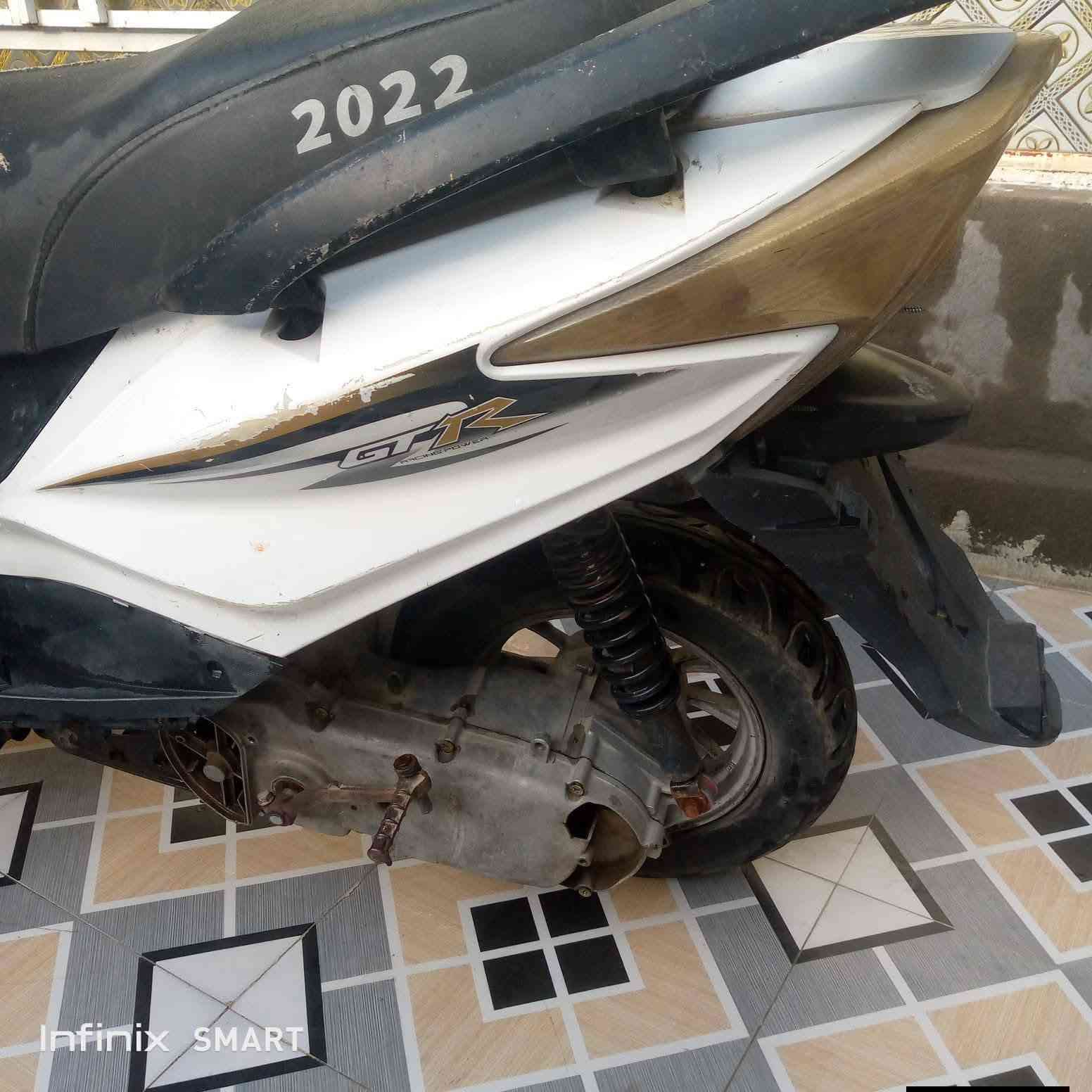 سلام عليكم دراجه للبيع  مكينه مفتوحه🔓. مكينه نظيفه.سلف شغال.  سعر دراجه 250الف العنوان مشخاب اللا سفسار اكثر اتصال على رقم  ***********
