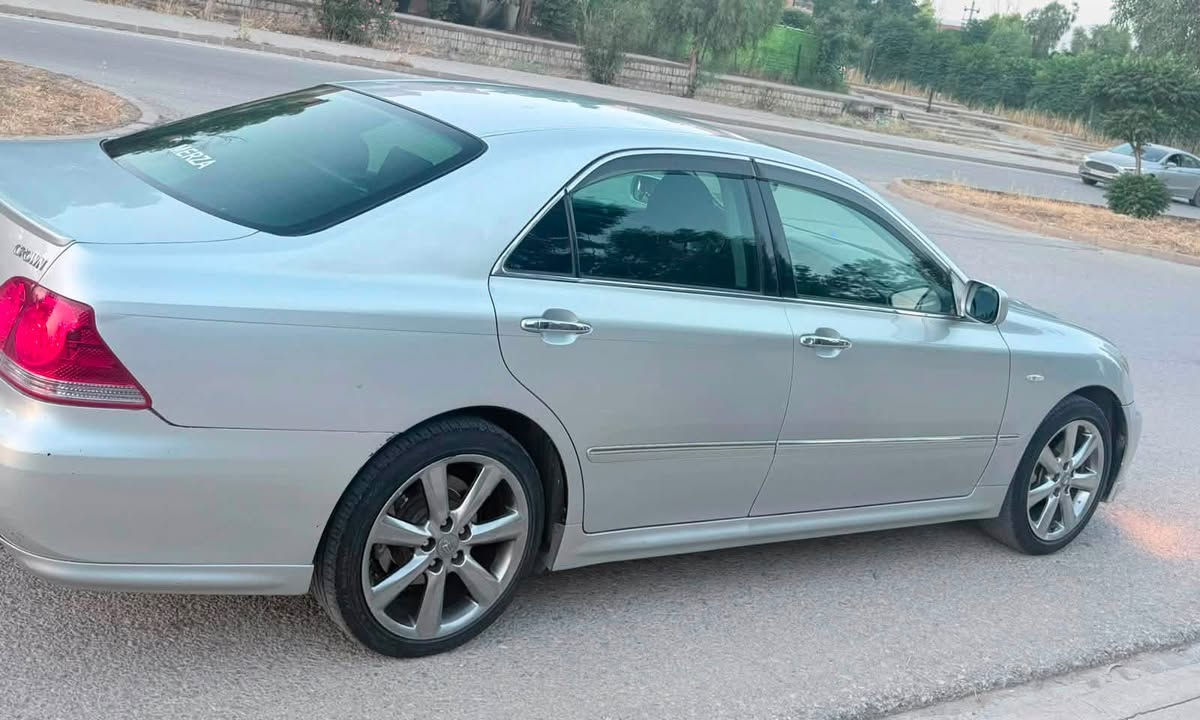 شاهينة ٢٠٠٥ موس سپؤرت ئةسيليت
١٨٠ مةكينة بچوك گير بچوك ئالتوني بازار
مةرغوب بانزين زؤركةم دةخوات ٣ دووگمة
كؤدي بؤكراوة بةناو خؤمانةوي باركؤدي جامي 
پيوةية گير و مةكينة هةمووي بةشةرت هةموو 
گياني كامل جايزة سةيارةكة مالي دؤستة 
لةيةك سايةقي كةمة تةبريد سارد و گةرم بةشةرت
سةيارةكة مالي دؤستة سعري خوار بازار ….!

بةس رجاي خوات لي دةكةم مالي خةلك سوك مةكة ئةگةر كرياري ئةتخةمة سةر سةرم 
***********

