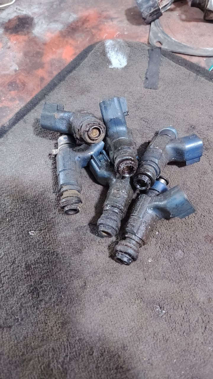 🚘⚙️ تبديل محرك جديد لسوزوكي XL-7 ⚙️🚘

تم بحمد الله إنجاز عملية تبديل محرك جديد لسوزوكي XL-7، مع إجراء صيانة وتجهيز شامل قبل التركيب لضمان أفضل أداء واعتمادية للمحرك.

🔧 تفاصيل العمل:

🔹 غسل وتنظيف المحرك الجديد بالكامل من الداخل والخارج، وإزالة جميع الترسبات والأوساخ.

🔹 استبدال جميع الجبن والواشرات  حسب طلب الزبون، لضمان عدم حدوث أي تسريب مستقبلاً.

🔹 استبدال أذنين الگير الدائريات بقطع جديدة.

🔹 استبدال دجات  وقواعد المحرك الجانبية، لضمان ثبات المحرك والتخلص من الاهتزازات.

🔹 تجديد ظفيرة المحرك بالكامل بسبب حالتها المتهالكة جداً، مع استبدال الفيش التالفة وإعادة ترتيب وعزل الأسلاك بصورة فنية وآمنة.

🔹 رفع ومعالجة جميع الجطلات والمشاكل الموجودة قبل تركيب المحرك.

🔹 فك إنجكترات الوقود وغسلها بجهاز الموجات فوق الصوتية، مع فحص الرش والمعايرة والتأكد من تساوي أداء جميع النوزلات.

🔹 إعادة ربط وتنظيم منظومة المراوح والتأكد من عملها بصورة صحيحة.

🔹 غسل حوض السيارة وحجرة المحرك بالكامل بواسطة البخار المضغوط، وإزالة الزيوت والأوساخ المتراكمة قبل تنزيل المحرك الجديد.

🔹 تركيب المحرك وإعادة ربط جميع المنظومات والظفيرة والأنابيب، مع فحص الزيوت والسوائل وإجراء الفحص النهائي بالكمبيوتر.

🔥 والنتيجة: تشغيل المحرك من أول نَگرة سلف، بصوت هادئ وأداء ممتاز والحمد لله.

━━━━━━━━━━━━━━

🔧 ورشة أنور سوزوكي وإكونوكس

📍 العنوان: كربلاء – الحي الصناعي – البلوك الثاني – شارع السايدين (سايد الدخول)

📞 ***********
📞 ***********

⭕ ورشة أنور – خبرة، دقة وضمان بالعمل

