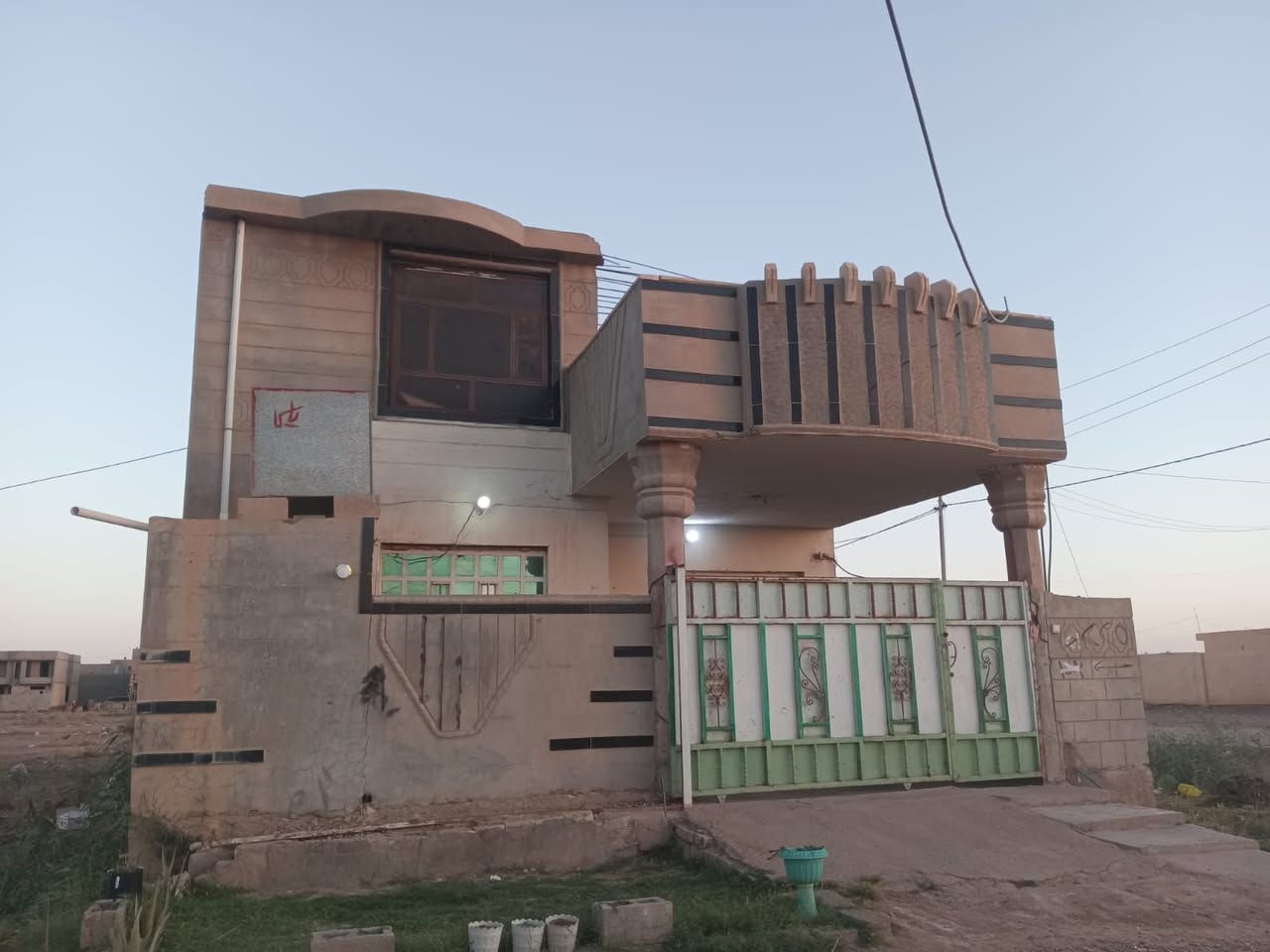 السعر 75 البيع نقدا بيت ٢٠٠م طابو صرف طابق ونص غرفتين نوم وصالة واستقبال ومطبخ وصحيات خارجية وداخلية وصالة كبيرة بالطابق الثاني بناء حجر وسعر مناسب المكان رمادي 6كيلو تواصل واتساب *********** ابو مصطفى البيت الذهبي
