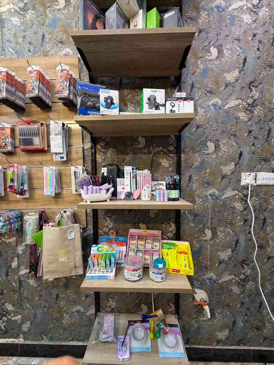 اض مكتبة للبيع 
جام خانه عدد 3
رفوف 
ميز مكتبي 
للتواصل ***********
مكانها الزعفرانية
