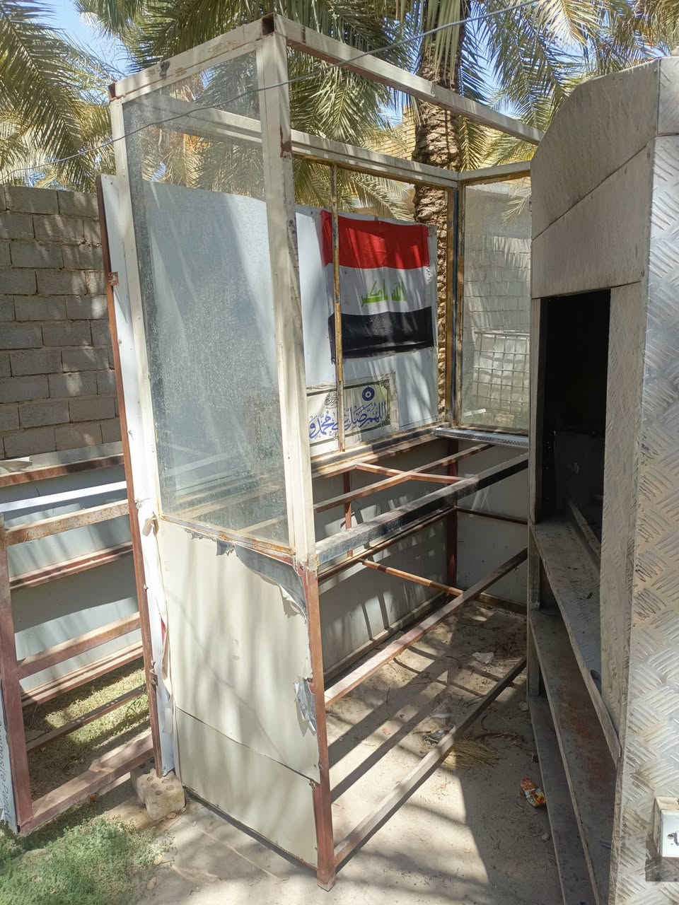 سلام عليكم منقله شوي كباب للبيع مع عارضة تفصال حديد طول مترين عرض متر ونص مكان كربلاء الحر ***********
