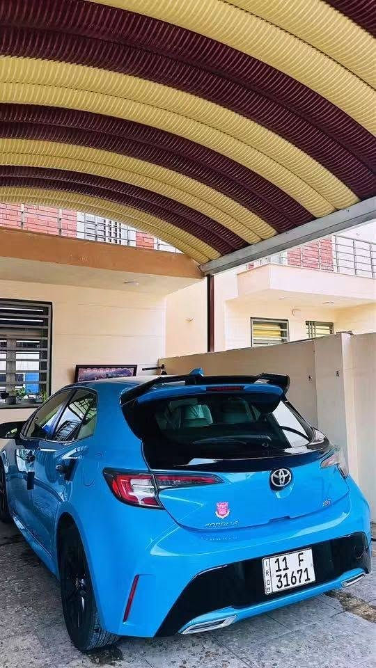 🚗 للبيع: تويوتا كورولا هاتشباك ٢٠١٩ الرياضية - نظافة وأداء 🚗
المواصفات الرئيسية:
 الموديل: تويوتا كورولا هاتشباك (SE) موديل ٢٠١٩.
 المحرك: ٢٠٠٠ سي سي، ٤ سلندر، رياضي واقتصادي.

 ناقل الحركة (الكير): أوتوماتيك CVT مع خاصية التحويل لـ ١٠ سرعات (نمر) رياضية.

 المسافة المقطوعة: [، ١٩٨,٠٠٠كم].
 اللون: أزرق مميز (كما في الصور).

 التصميم الخارجي: سبويلر خلفي،، مصابيح أمامية وخلفية LED كاملة.

المميزات الداخلية والرفاهية:
 الفرش: قماش باللونين الأبيض (الثلجي)، بحالة ممتازة.
 
التقنية: شاشة لمس مقاس ٨ بوصة تدعم Apple CarPlay و Android Auto،
 
القيادة: نظام الأوتو بارك (Auto Park) للمساعدة في الاصطفاف، وAuto Hold للوقوف المريح في الإشارات.
 
التحكم: شفتات رياضية خلف المقود (Paddle Shifters)، وتحكم كامل من المقود.
 
المفتاح: بصمة للتشغيل ودخول ذكي بدون مفتاح.
السلامة والأمان:
 
حزمة Toyota Safety Sense 2.0: تشمل نظام حماية ما قبل التصادم (PCS) مع كشف المشاة، ونظام تنبيه مغادرة المسار (LDA) مع مساعدة التوجيه، ومثبت سرعة راداري ديناميكي (DRCC).

 الحادث: حادث خفيف جداً وغير مؤثر (موضح في الصور)،.

الحالة العامة:
 السياره نظيفة جداً، صيانة دورية منتظمة، لا تحتاج إلى أي مصاريف.
 أداء رياضي ممتع وقوي، مع استهلاك اقتصادي للوقود.

‼️ملاحظة بيها بعض ملاحظات بالدعامية الامامية بسيطه جداً 
يحتاجلها فايبر كلاس 

📞 للتواصل والاستفسار:

 رقم الهاتف: ***********
 السعر: 120$"وبيها مجال وكلشي اكو بالسوك اسعار انسب لكن كلشي وحسب حادثه ونظافته 

 المكان: بغداد . ابي غريب . مجمع الزيتون السكني
