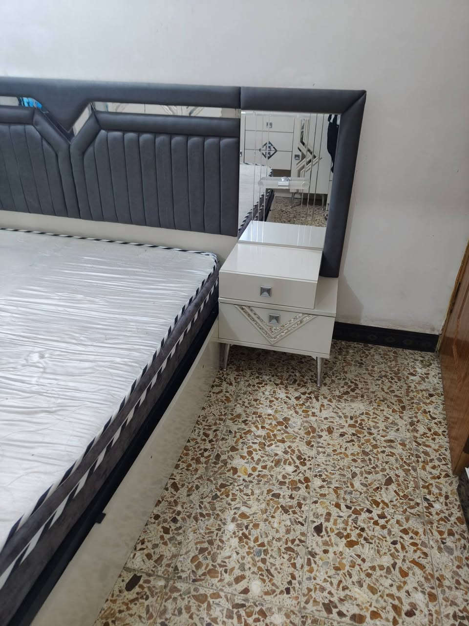 غرفه نوم للبيع نضافه 90 بالميه غرفه تخبل اخت الجديده امانه الله نفس الصور وتجي تشوفه احلى وانضف من الصور 9 قطع شراي يخابرني وهاذه رقمي ***********
