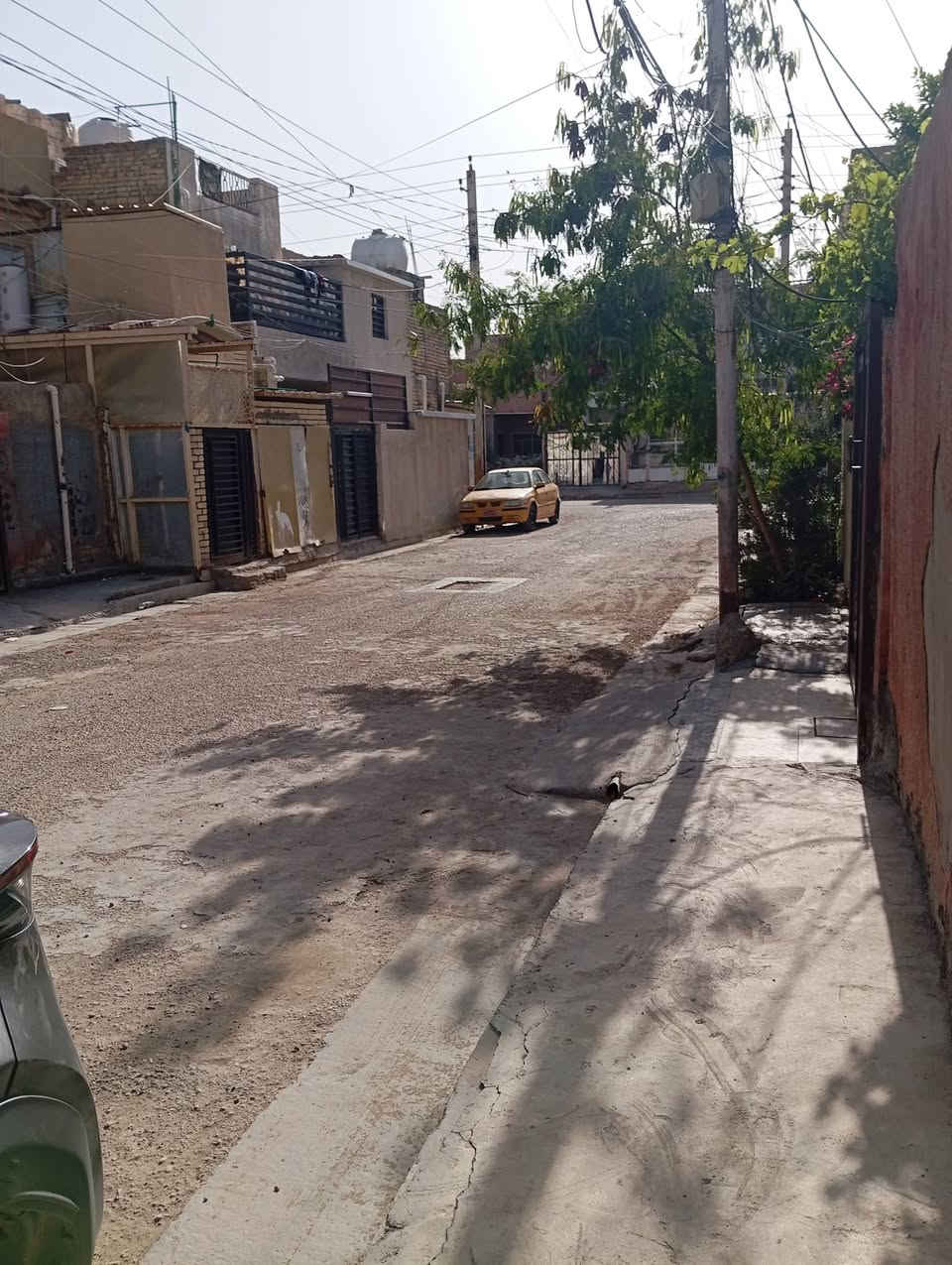 السلام عليكم دار للبيع في الشعب / الجمعيات محلة ٣٥٧ مساحة ٥٥ م خلفي نظيف يحتوي الطابق الاول على استقبال وحولي ومطبخ صغير وملحقات وترك والطابق الثاني غرفة نوم وسطح اول بالامكان بنائه غرفة وسطح ثاني نوع العقار طابو صرف السعر ٦٥ وبيه مجال للاستفسار الاتصال على الرقم ***********
