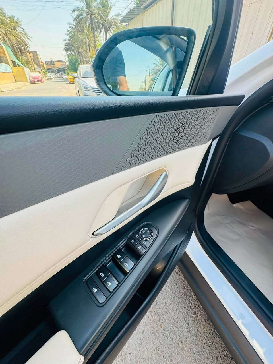 السلام عليكم

كن بلاص ٢٠٢٥ 

ماشية 

HEV 26000
مكفوله كفاله عامه 

السعر20500 مليون مكانها بغداد 

رقم الهاتف ***********

نص مكتوب في الصور:
- 1