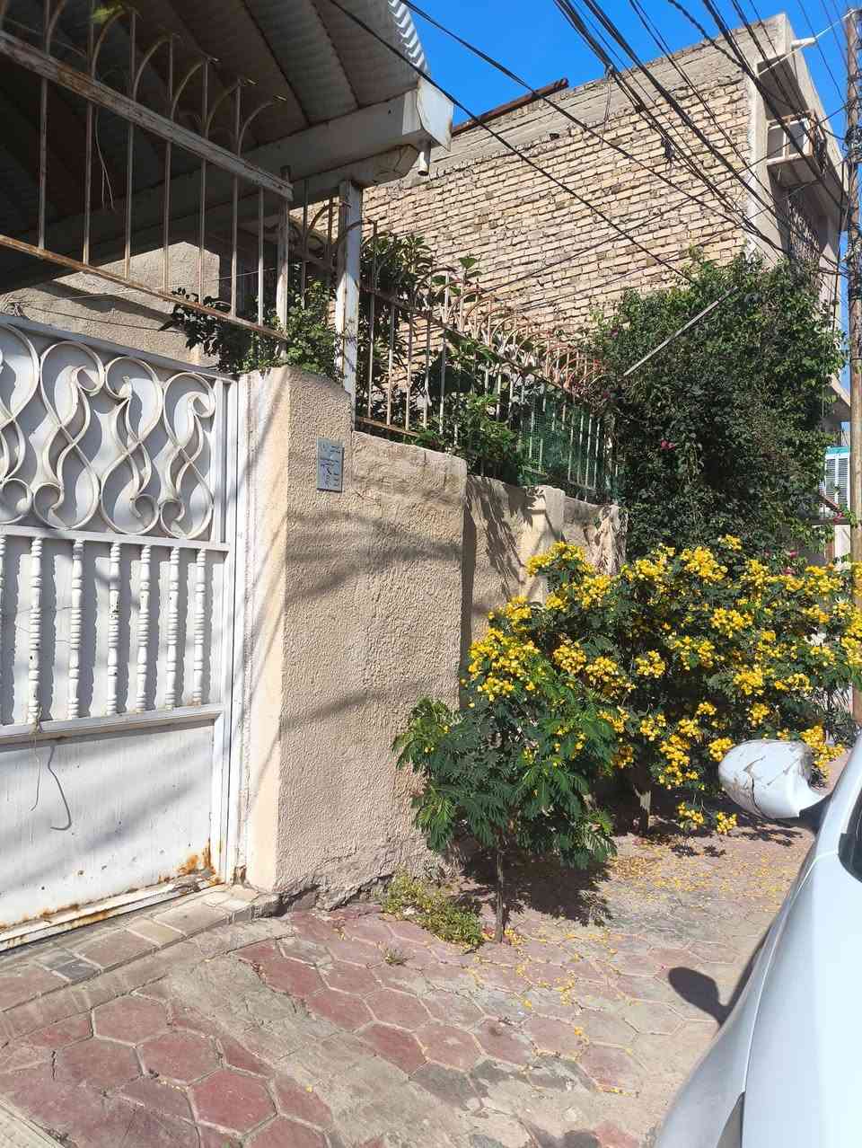 بيت للبيع في كربلاء حي النصر سايدين الملعب ثالث فرع طابو صرف يتكون من حديقه وكراج والطابق الاول غرفة واحده وحمام عدد 2 ومطبخ حار وبارد واستقبال وصاله والطابق الثاني يتكون من غرفتين واحده من عدهم سويت ويوجد مخزن يصلح غرفه ثالثه البيت مساحته 200م وسعر البيت 280 وبيه مجال الاستفسار ***********و*********** @

