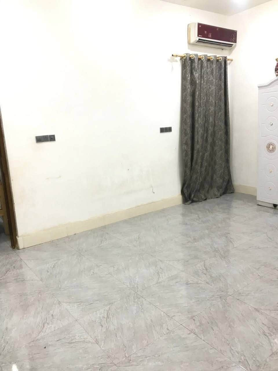 السلام عليكم دار للبيع منطقه التقيه الثانيه قرب مجمع السلام السكني  بناء حديث اقل السنه 
طابو زراعي سند ٢٥ معامله التطويب كامله بالبلديه ومرقم قريب على الشارع مساحه الدار ٢٣٠متر بناء جديد طابق واحد كونكريت مسلح طابوق 
غرفتين نوم 
صاله
استقبال
مطبخ  ٢ حار بارد 
صحيات مع حمام داخلي 
صحيات خارجيه 
مناور عدد ٢ 
 طارمه جبيرة
للاستفسار واتساب او الاتصال على الرقم ***********

نص مكتوب في الصور:
- HONOR X9c