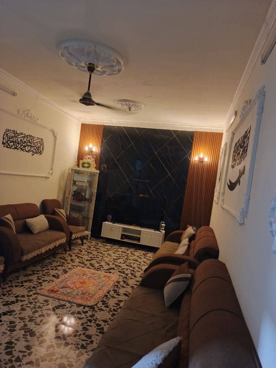 السلام عليكم
🏠بيت  للبيع طابق ونص 
......✴100مـــــــــتر (النزال8-----والجبهة12)
🔹منطقة الاصلاح -شارع الجزيرة
يحـــتوي البيت:
(استقبال ---ثنين غرف نوم ---ومطبخ بارد ومطبخ حار ---وصاله --وصحيات كاملة)
*الطابق الثاني* مامسكف وبي غرفه كامله سندويج.
💥الفرع تبليط +مجاري كاملة💥

 ☎️الرقم للاستفسار:*********** واتساب فقط🔹
♠السعر خاص♠
