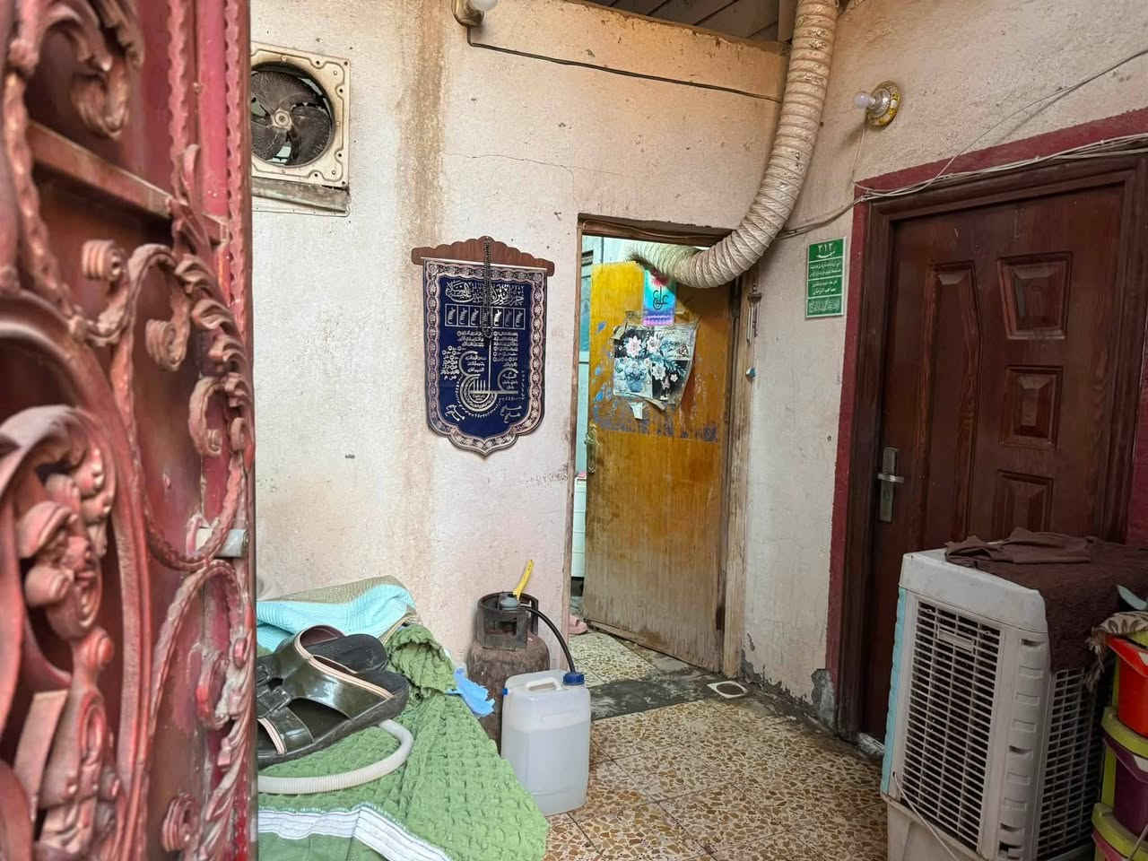 بيت للبيع ١٠٥ متر في دربونه عرضه 
البيت قديم قرب مصلى الجمعه 
سعر مناسب في مركز المدينة 
٨٠ مليون اغلب البيوت في المنطقة أهل مدينه
هاتف.   ***********
