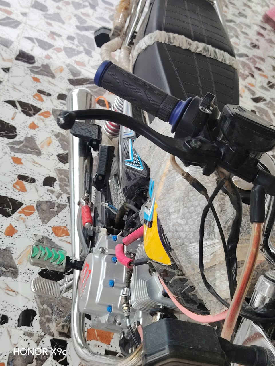 اسلام عليكم موطور للبيع موديل ارخمسه كير بدون سعره800بيمجال سلف2025موطور فول كهربائية شغله  موصفات فول مكان حويجه  هذ رقمي

نص مكتوب في الصور:
- HONOR X9c