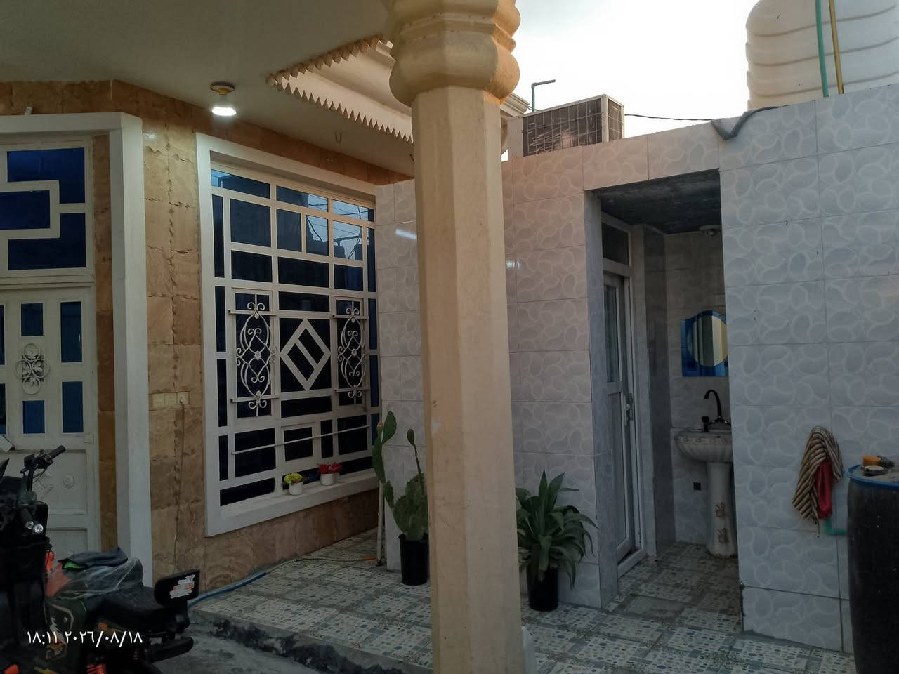 بيت للبيع مساحه 140متر  
طابقين يحتوي على 

مضيف 7×4

المطبخ 6×83

الغرفة 5×4

الصاله 5×5

الطابق الثاني يحتوي على غرفتين وصاله وحمامات 

الاتصال ***********

***********

خلف مستشفى الإمام علي حي الحسناوي قريب على المدارس الصيينين

نص مكتوب في الصور:
- ١٨:١٣ ٢٠٢٦/٠٨/١٨
- 18:11 2026/08/18
- ١٨:١١ ٢٠٢٦/٠٨/١٨
