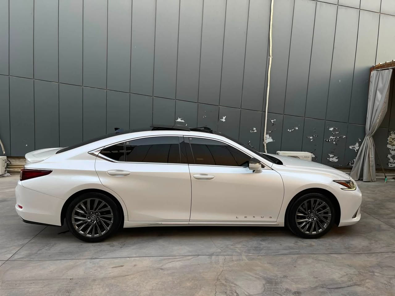 Lexus es 350   ,  خلیجی 2019
55000 کم ڕۆشتووە  ناو قەیسی فول مواسەفات پانۆراما ،داتاشۆ ، شاشە گەورە پەردە ناو vip شوێن شەحنی موبایل و مواسەفاتی تر .... سەیارەکە نموونەیە لە تازەیی و جوانی فەرشی بیلاد و کەتەلۆکی ماوە ، دوو بەسمەی بیلادی لەگەڵە کتابی جام ڕەشی بۆ کراوە تایەی تازەیە بێ تەقەو ڕەقەیە ، سەنەوی تازەیە  ،بێ بۆیاخ ، بێ سارد ، بێ دەعم ، بێ تەرزە ، بێ پارچە کرانەوە .گێڕو مەکینەی بەشەرت نەکراوەتەوە بێ عەیبە تەحویل و غرامە بە شەرت     نرخی    319 کەمێک مەعامەلە مشتەریت تێل بکە *********** شوێن سلێمانی .

لکزز 350 مودیل 2019 خلیجی فول مواسفات پانوراما داتاشو شاشە الکبیر داخل vip ، بدون صبخ و تعدیل گیر و محرک تحویل خرامە شرط ، سعر 319 مجال مکان سلیمانیە
