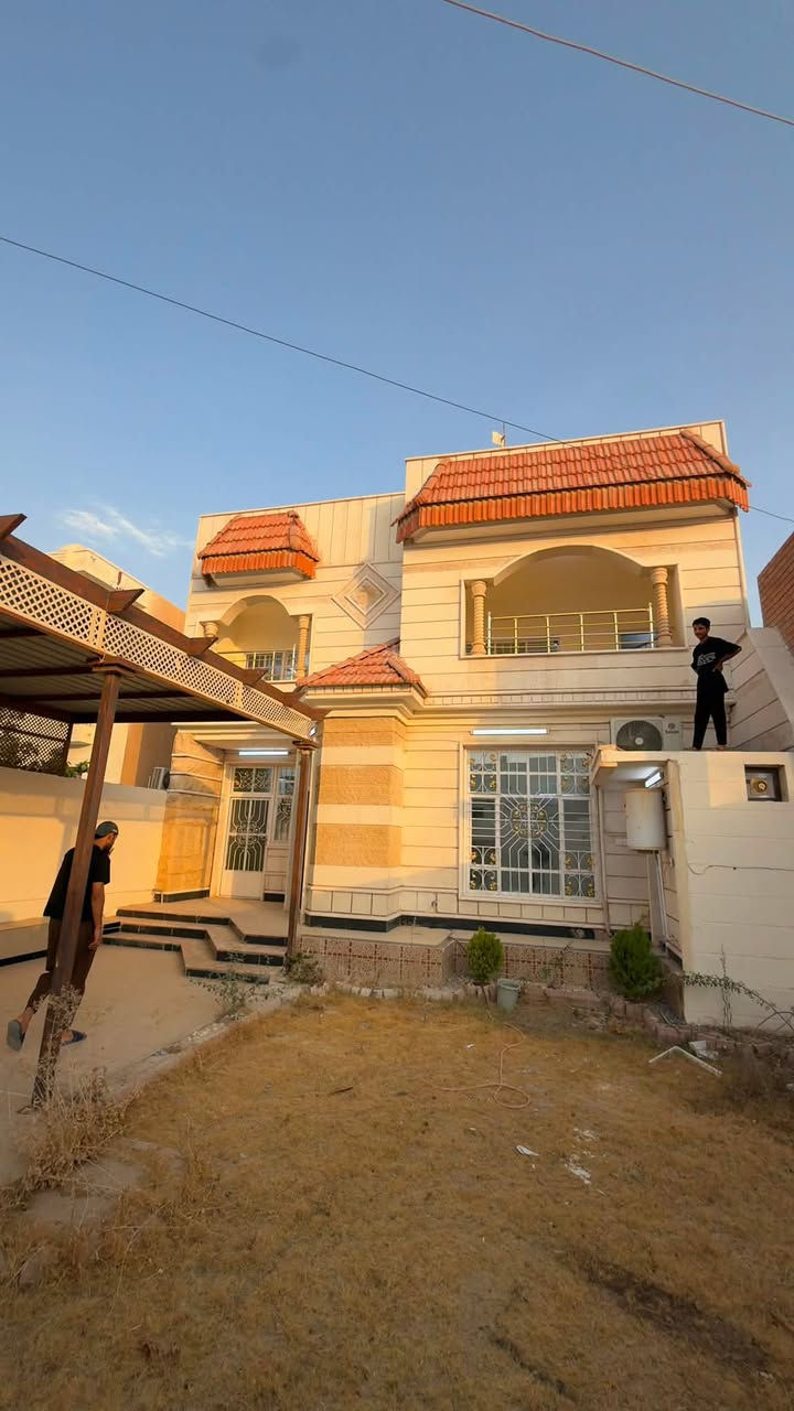 السلام عليكم دار للبيع
في حي الجامعه مساحة 300 متر 
دار نضيف جدا. 
مكون الدار من 
طابقين 
4 غرف نوم 
صالة + استقبال 
مطبخ حار + بارد 
مجموعه صحية 3
 كراج + حديقة 
حجر+ سحب 
دار جاهز للسكن 
للاستفسار اكثر مراجعة مكتب عقارات و مقاولات السردام او الاتصال 
***********
***********
