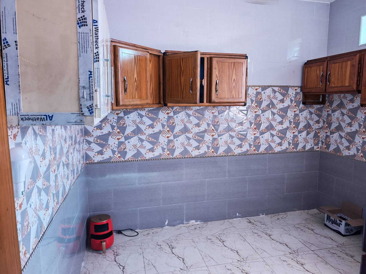 للبيع بيت طابقين  في حي الجامعة ركن 54 متر واجه 7  خلف الكفيل بناء حديث يحتوي على غرفة ومطبخ وصالة وصحيات في طابق الاول.
 والطابق الثاني يحتوي على غرفتين وصالة وصحيات ومؤثث بالكامل  للتفاصيل الاتصال على الرقم ***********

