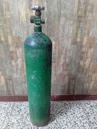 بطل اوكسجين  ارتفاع  ٧٠  سم  متروس اوكسجين  ثلث ارباع    السعر   ٤٠   ...