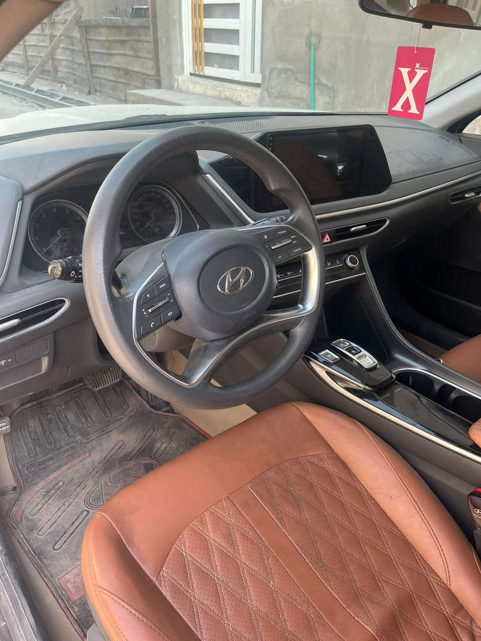 السلام عليكم
سوناتا خليجي ٢٠٢٠
محرك ٢٠٠٠ دوش
ماشية 108 km 
مواصفاتها standard 

گير بيانو ، مقاعد جلد، شاشة كاربلاي حساسات امامي خلفي، لون السيارة شمباني متغير ، بالليل رصاصي بالنهار فضي وذهبي 

السيارة نضيفه اخذتها بيها ضربه كلش خفيفه بالجاملغ مال سائق 
وعندي تضرر البنيد فقط الحافه مال عكس السائق بدون دواخل الضربه خفيفه والسيارة كلش نضيفه .

للأستفسار ( *********** )
