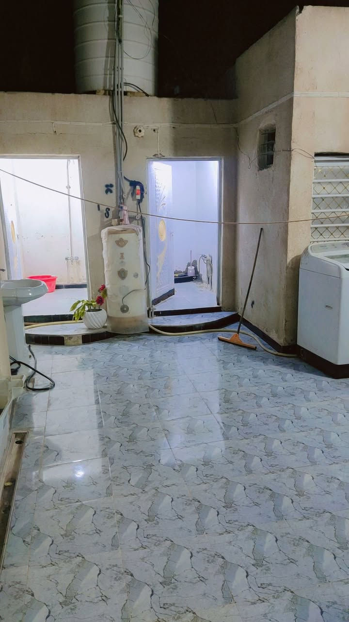 بيت حواسم خلف مركز ابو رمانه المساحه 190 
(( ما معوض )) علئ شارع تبليط ومجاري + خط كهرباء ثري فيز وبين البيوت الطابو
 ثلاث غرف  5 × 4 
 صاله 6 × 6 
 استقبال 6 ونص × 4 
مطبخ 5 × 4
ساحه بالامام 
كل البيت كاشي لون واحد + سيراميك
تأسيس كهرباء وماء جديد
مقدمة البيت لبخ ونثر 
التواصل علئ هذا الرقم *********** واتساب فقط 
السعر 23
