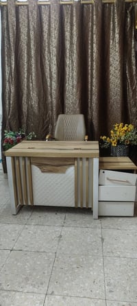 ميز مكتبي مع كرسي دولار الموقع بغداد/ الشعب   07716062649