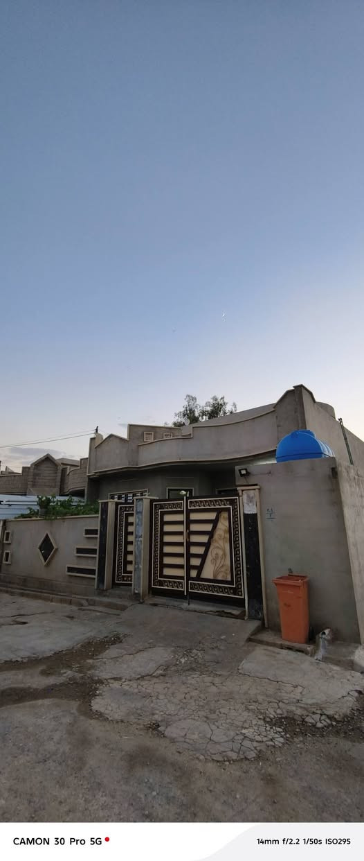 بيت للبيع سنة البنا 2019 والتشطيب 2023 خدمات مي كهرب خط موليده كامل مكمل الرض زراعي مساحت البيت 300متر البنا مال البيت 190متر والباقي ارض ترك فر على بيت وارض وره البيت وكراج جبير يتكون البيت قرفتين وقرفه فوك وبيتونه  وهول جبير وستقبال ومطبخ وصحيات للتواصل ويه صاحب الرقم‏‪***********‬‏ مكان البيت يم حي الفلاح الثاني منطقه اسمها السباحه
