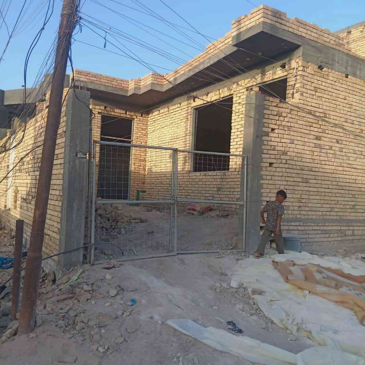 بيت مساحته 260متر  زراعي 
بيه غرفتين وكل غرفه معاها حمام داخلي نظام سويت صاله 8في4
صحيات داخليه وخارجيه 
مطبخ حار وبارد 
دوانيه 8في4ونص مساحته 
حي الصحفين نهاية شارع الشيخ حبيب الزركان 
بيت ركن الشارع عرضه 12متر 
البيت ملبوخ من الداخل المجاري كامله عوزه بس تشطيب
الرقم *********** واتساب
