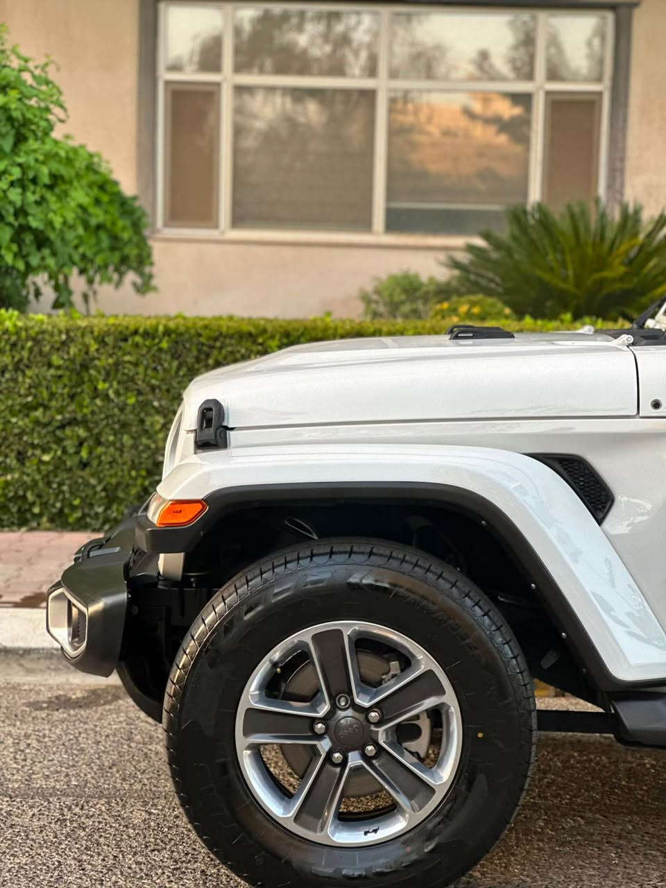 jeep wrangler
SAHARA -2023
بــێ بــۆیاخ 
V6  -4X4
مـواسەفات فــوول 
٤تایە تازەیە
بەناوەی خۆمەوەیە 
٣٣هەزار کم ڕۆشتـــوە 
دینار مـەسروفی نیە 
هەمووگیانی بەشەرت 
تەحــویل خـــرامە بەشەرت 
سەیارەکە زۆر جایزەو ماڵی دۆستە 
یەک دەستە 
شوێن ســـلێمانی 
*********** السليمانية, العراق
