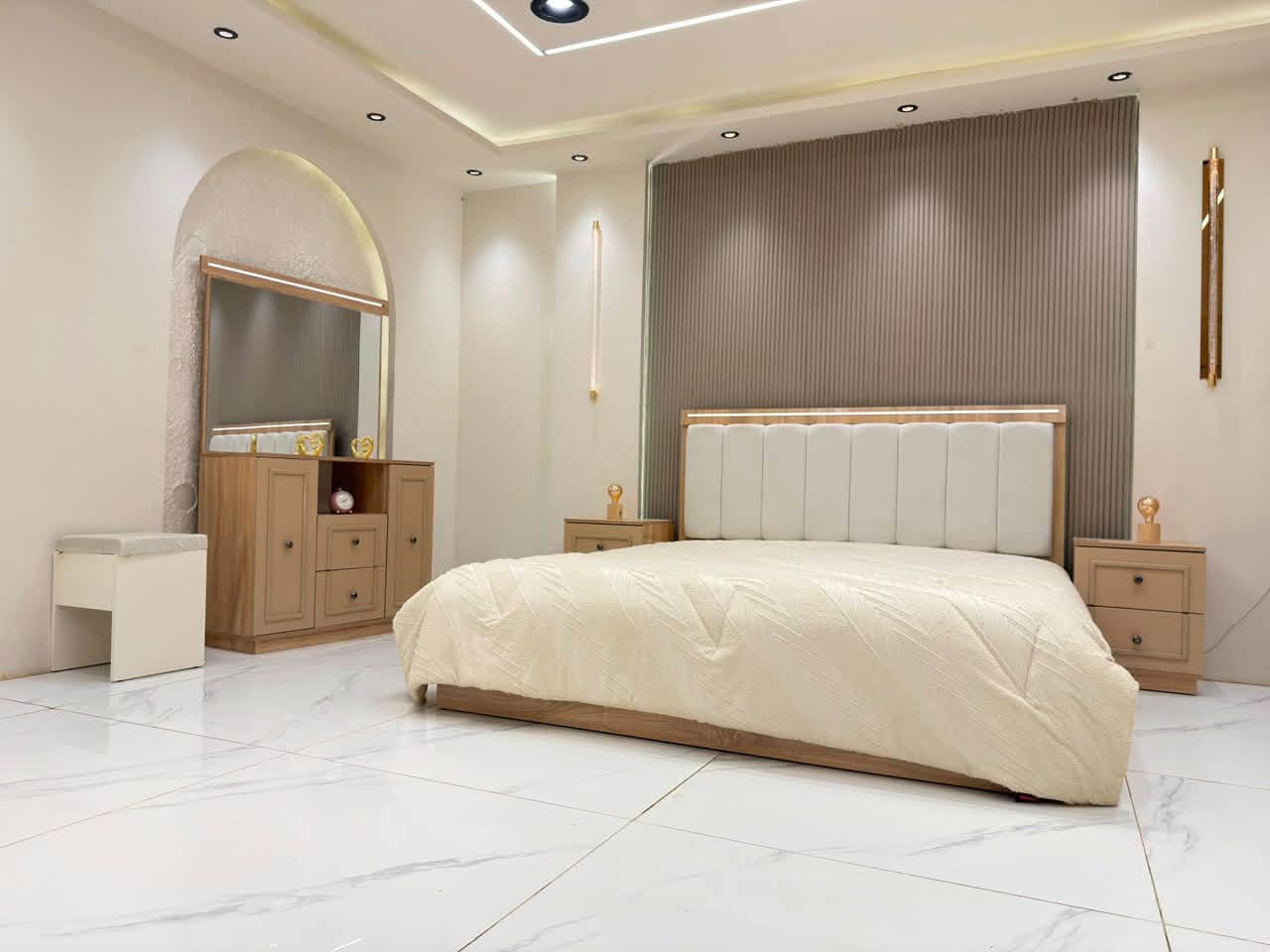 موديل همسة الجديد الون ميتاليك 

🛏 7 قطع كاملة
✅ قياس الكنتور مع الملحق 305 
✅ ارتفاع 210 •
✅ سرير مخزن جك

 💎السعر : 965 الف💸
  للحجز : ***********
