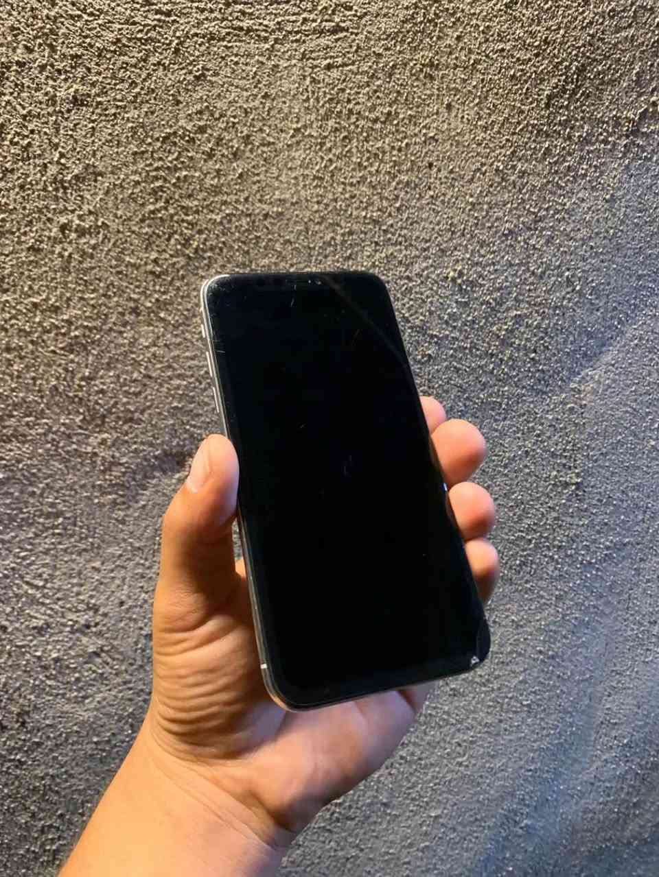 جهاز ايفون Xs 
ذاكره 64 كيكه
بطاريه 61 
نموذج M امريكي
سيم كارت واحد او يدعم شريحة الكترونيه يعني تكدر تسوي دبل سيم جهاز مابي اي عيب شاشه بلادي بطاريه بلادي بس فيس ايدي واكف الباقي شرط مابي اي عيب سيم كارت شغال واي فاي قوي كامراته حلوه للبيع سعر *********** كركوك, العراق
