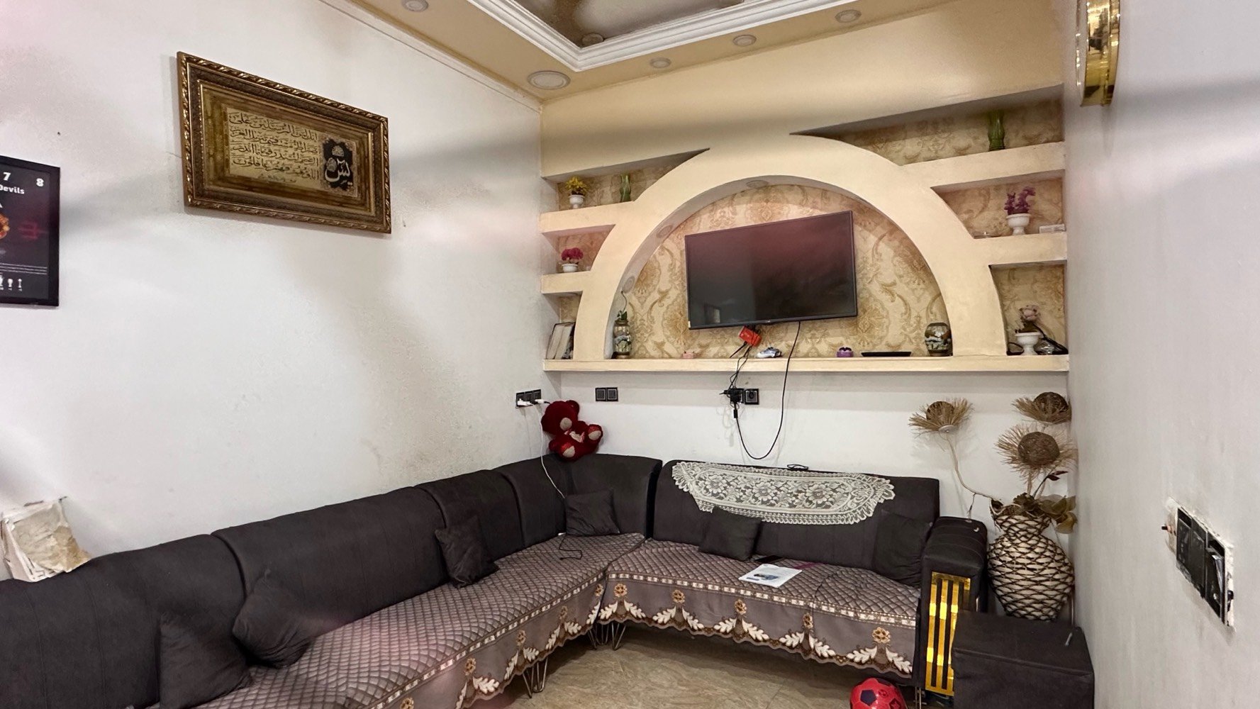 سلام عليكم بيت مساحه 150متر واجه15نزال10 بيت بناء ٢٠٢٠ كامل مكمل من كل النواحي غرفه جوه وحمام وتواليت ومطبخيت حراري ومطبخ ديكور وتواليت خارجيه فوك ثلاث غرف وحمام وتواليت السعر 260 مليون عنوانه ديالى كورنيش ديالى