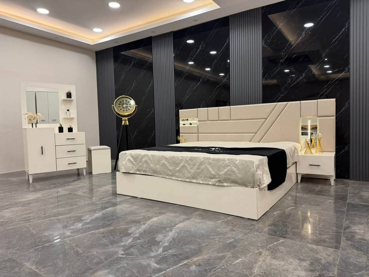 غرفه نوم تركي جديده 
ما مستعمله  بعدها بكراتينهه 
متكونه من 6 قطع جديده وتخبل
السعر 900 الف 
للأتصال:***********
