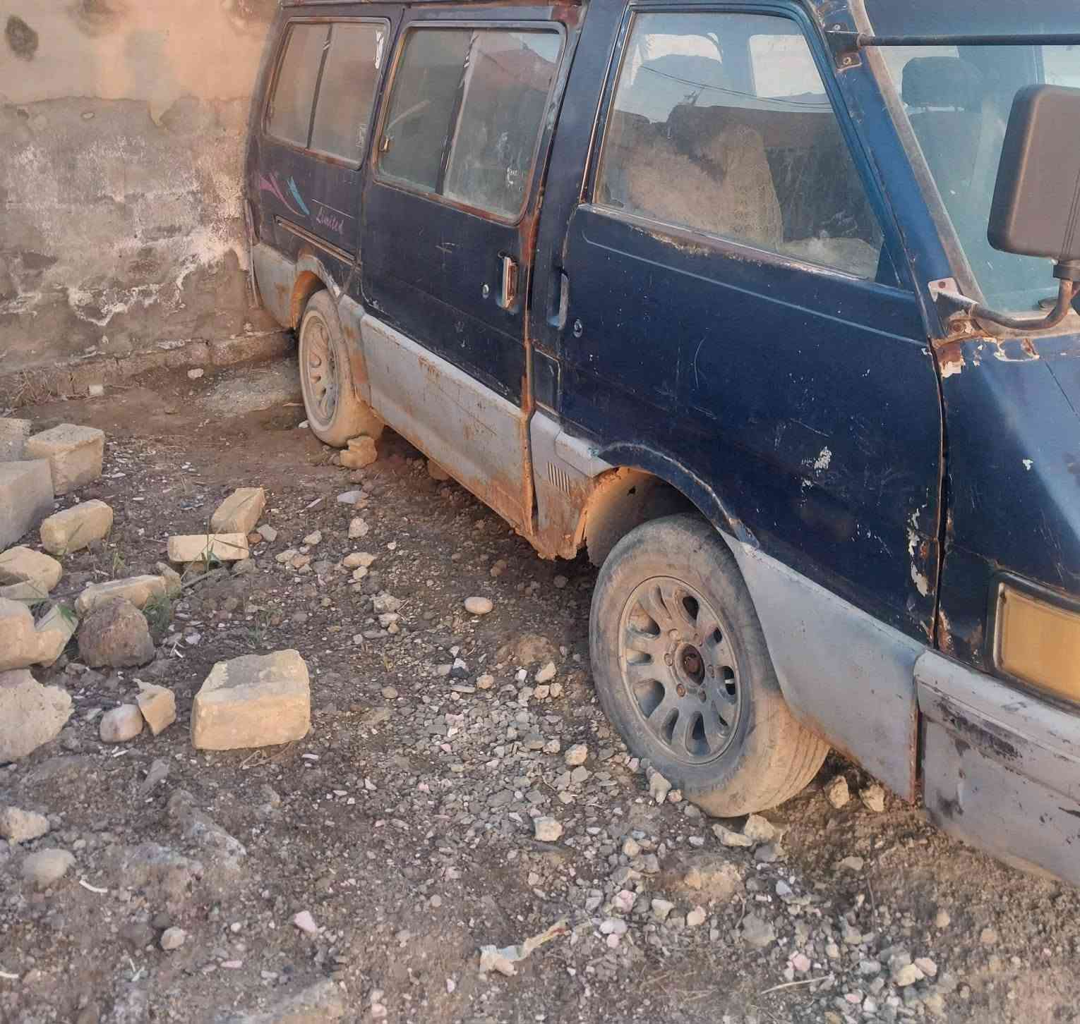 كيا بستا 1994 محرك كير اكسل نضيف  رقم ديالى الماني السنويه نافذه صارلها 4اشهر مصفره هيئه وغرامات تريد تحويل تريد وكاله السعر 18 وبيها مجال للشاري الجاد مكانها ديالى بعقوبه السياره مهموله تريد تريب  للتصال***********
