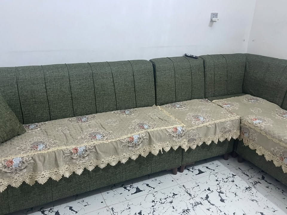 ديوان عشر مقاعد بي بس هذا ضرر موضح بصوره سعره ١٠٠قفل من الاخير
***********

