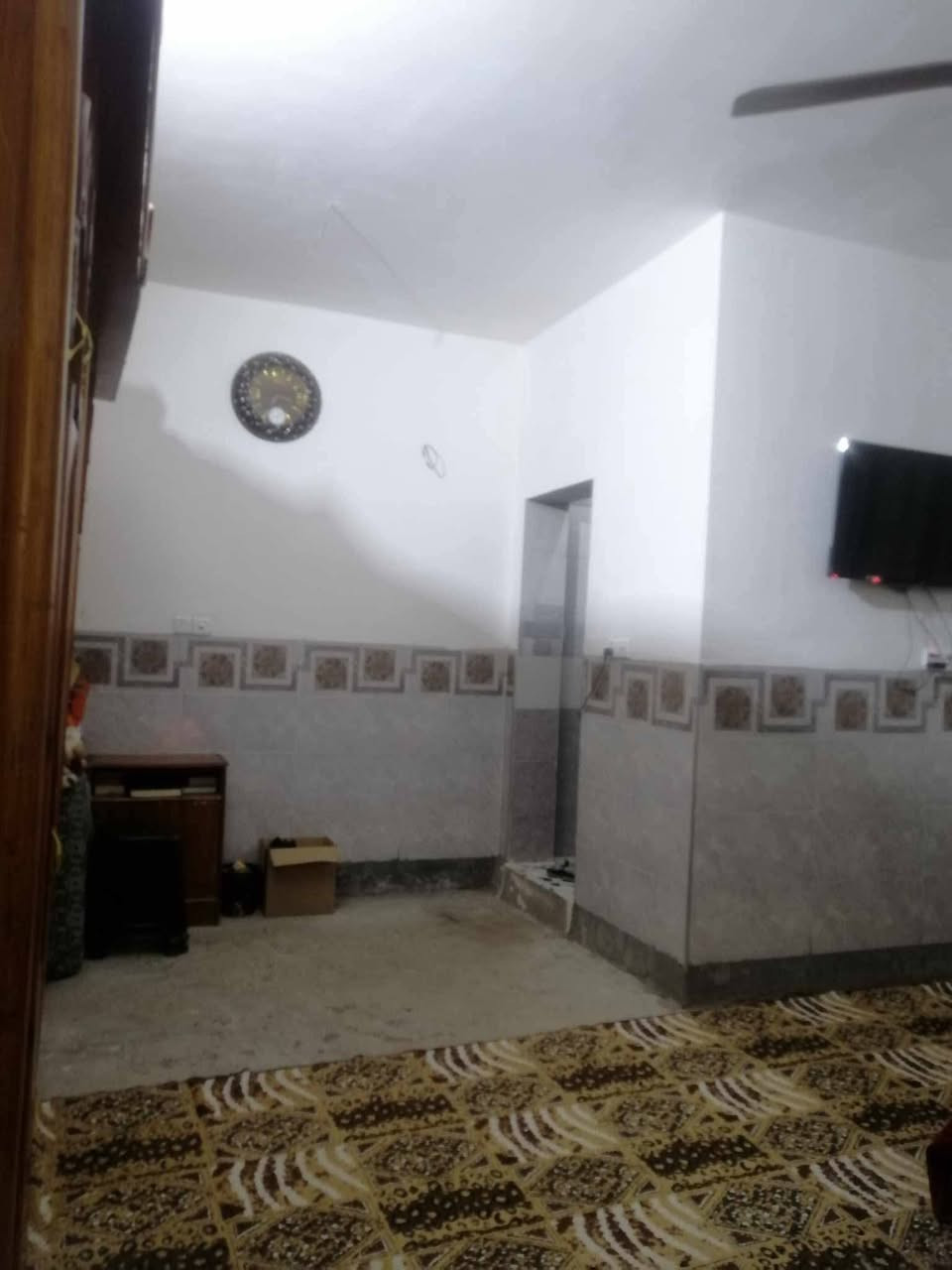 دار للبيع مساحه ٧٠٠ متر استقبال غرفتين نوم ومطبخ وصاله كبيره وصحيات بناء حديث رفت طابوك سيراميك نقص ارضيه وسياج خارجي السعر ١٦٠ وبي مجال بسيط المدائن مقابيل قاعة أوسكار شارع الغسل زراعي ١٧ الاستفسار ***********
